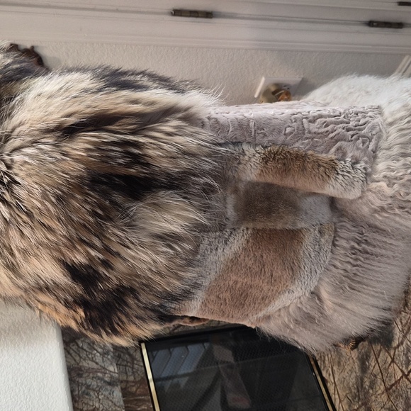 Fur Cape - Coat - Picture 4 of 7